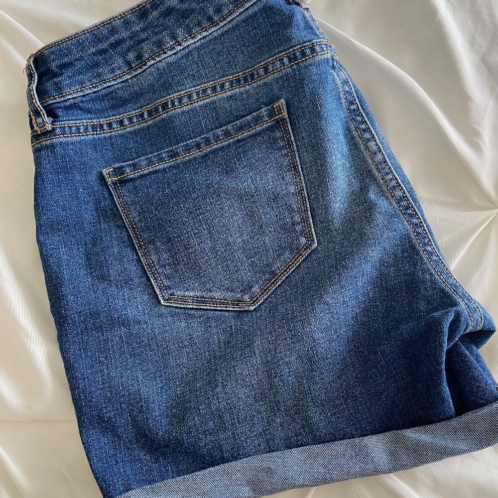 OLD NAVY: Maternity Shorts - size 4